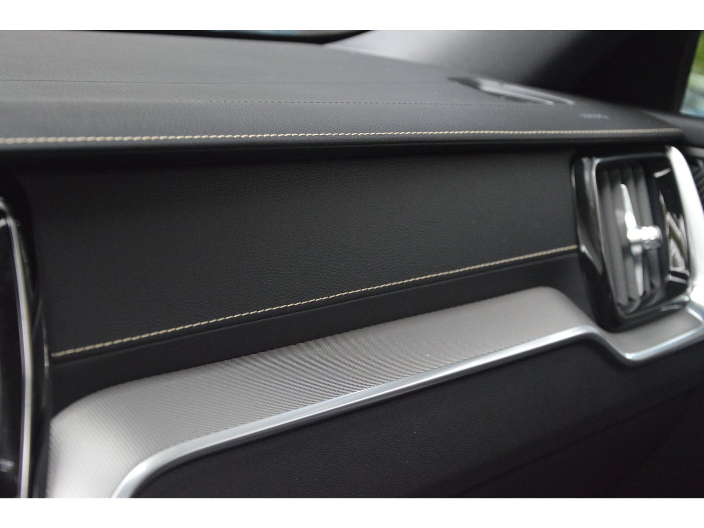 Volvo V60 T6 Hybride AWD Plus Dark LONG RANGE | Head-Up | Panoramadak | Stoel + Stuur Verwarming | Camera | Trekhaak |