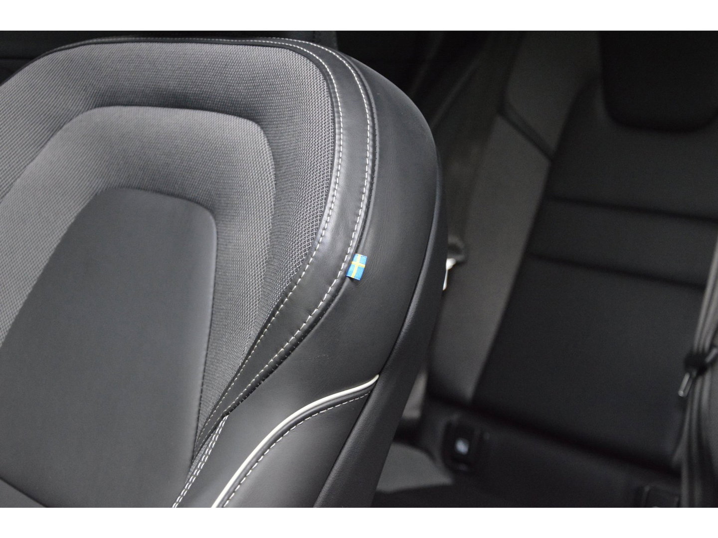 Volvo V60 T6 Hybride AWD Plus Dark LONG RANGE | Head-Up | Panoramadak | Stoel + Stuur Verwarming | Camera | Trekhaak |