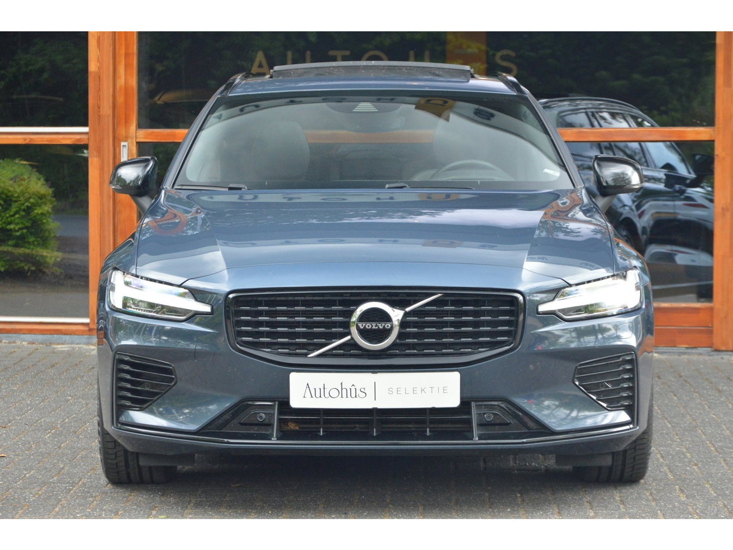 Volvo V60 T6 Hybride AWD Plus Dark LONG RANGE | Head-Up | Panoramadak | Stoel + Stuur Verwarming | Camera | Trekhaak |