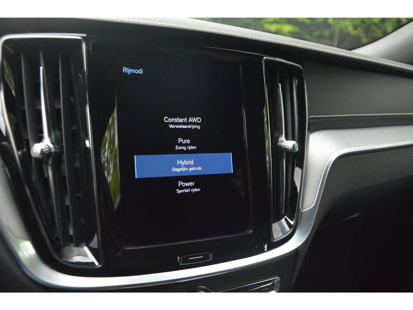 Volvo V60 T6 Hybride AWD Plus Dark LONG RANGE | Head-Up | Panoramadak | Stoel + Stuur Verwarming | Camera | Trekhaak |