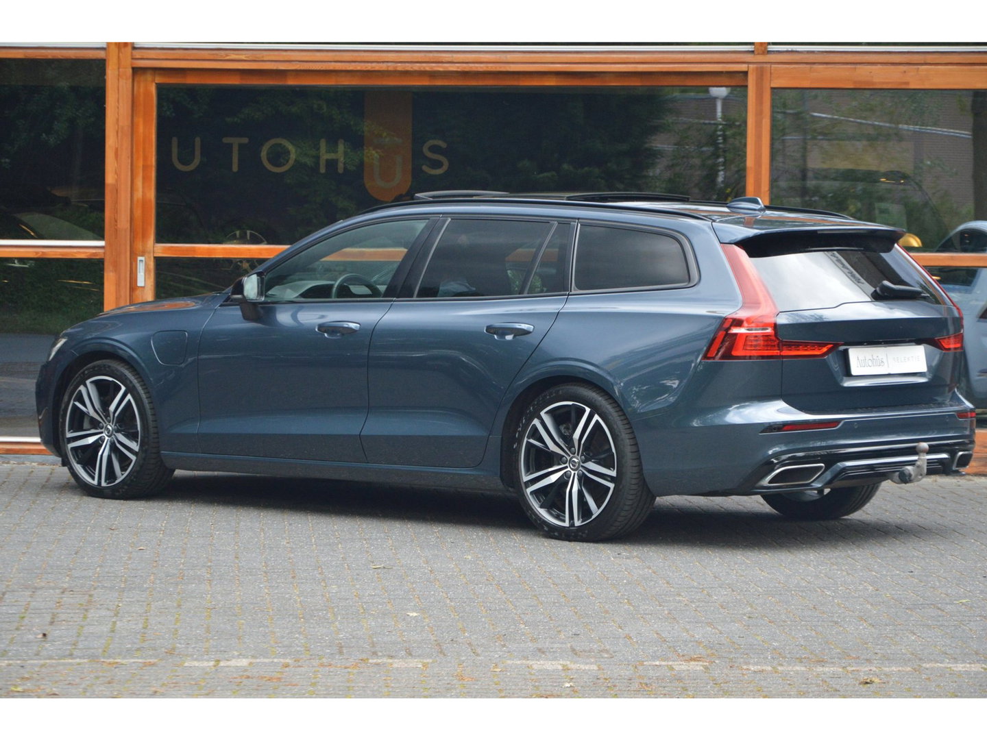 Volvo V60 T6 Hybride AWD Plus Dark LONG RANGE | Head-Up | Panoramadak | Stoel + Stuur Verwarming | Camera | Trekhaak |