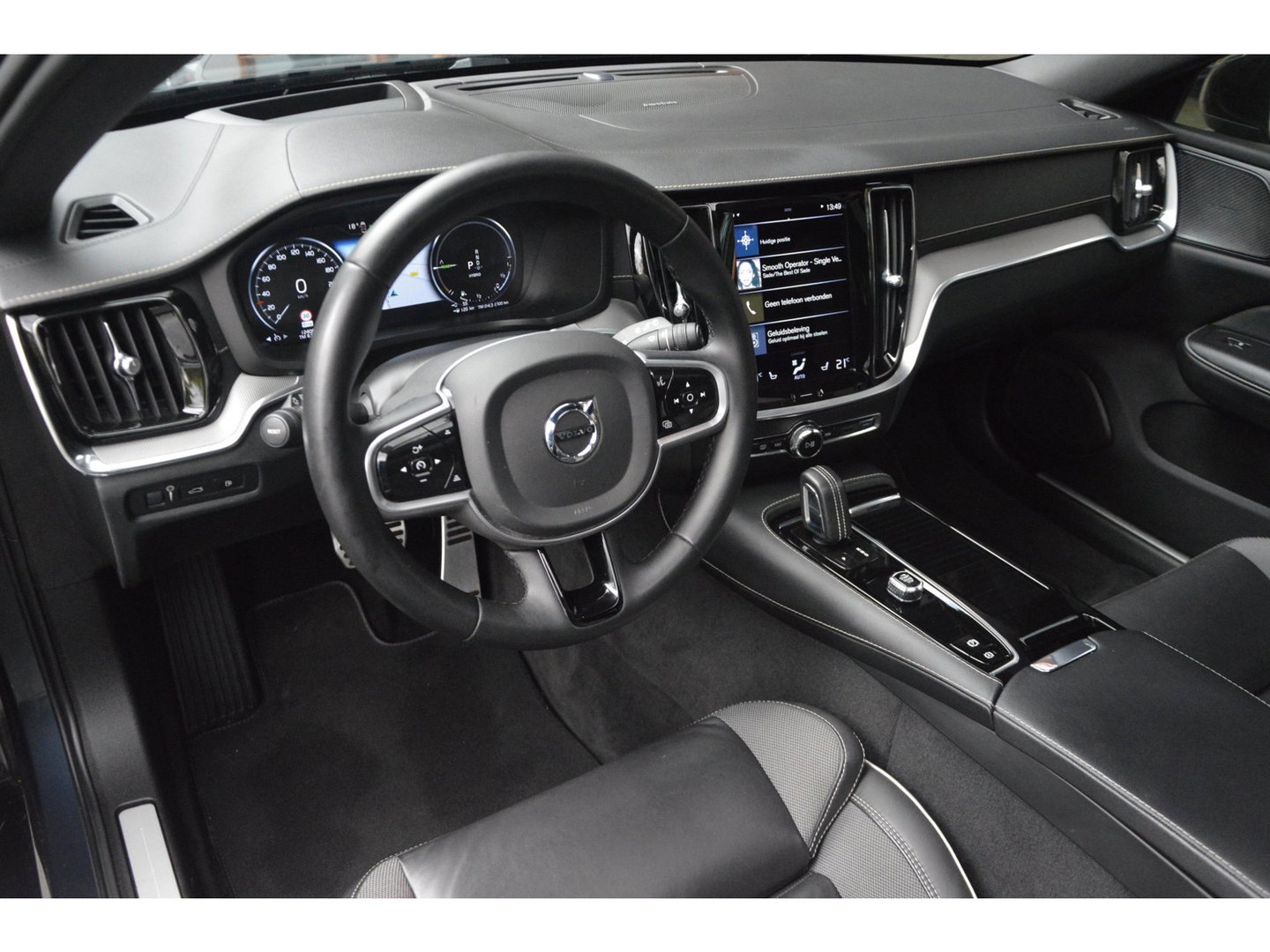 Volvo V60 T6 Hybride AWD Plus Dark LONG RANGE | Head-Up | Panoramadak | Stoel + Stuur Verwarming | Camera | Trekhaak |