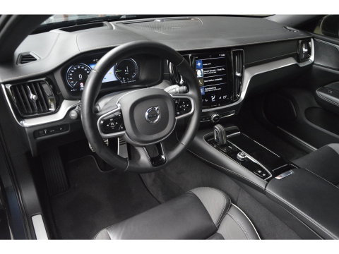 Volvo V60 T6 Hybride AWD Plus Dark LONG RANGE | Head-Up | Panoramadak | Stoel + Stuur Verwarming | Camera | Trekhaak |