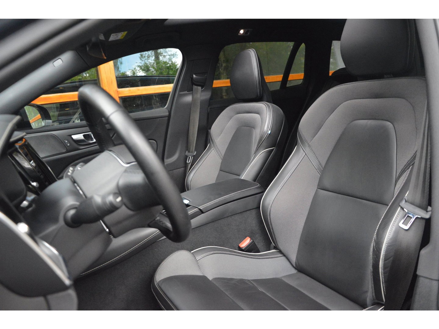 Volvo V60 T6 Hybride AWD Plus Dark LONG RANGE | Head-Up | Panoramadak | Stoel + Stuur Verwarming | Camera | Trekhaak |