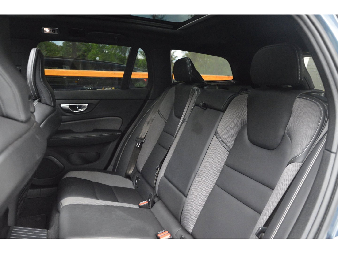 Volvo V60 T6 Hybride AWD Plus Dark LONG RANGE | Head-Up | Panoramadak | Stoel + Stuur Verwarming | Camera | Trekhaak |