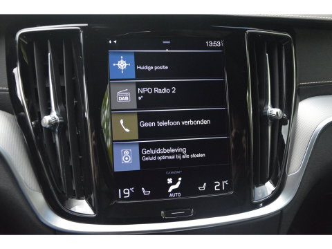 Volvo V60 T6 Hybride AWD Plus Dark LONG RANGE | Head-Up | Panoramadak | Stoel + Stuur Verwarming | Camera | Trekhaak |