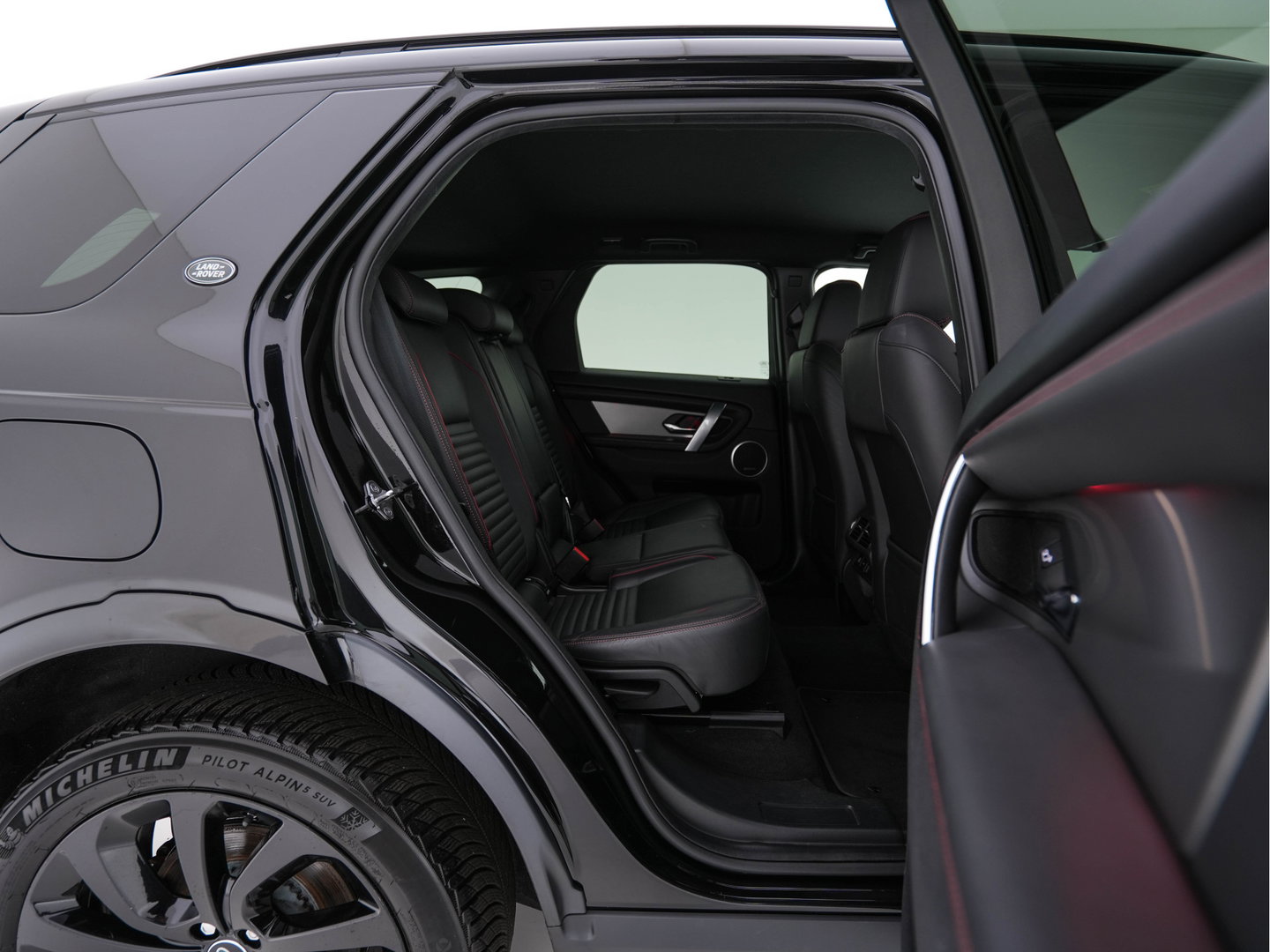Land Rover Discovery Sport P300e 1.5 R-Dynamic HSE Black Exterior Pack AWD (Plug-in) (INCL-BTW) *LEATHER | FULL-LED | DIGI-COCKPIT | MERIDIAN-AUDIO | BLINDSPOT | KEYLESS | SHIFTPADDLES | PRIVACYGLASS | NAVI-FULLMAP | ECC | MEMORY-PACK | PDC | CRUISE | 20''ALU*