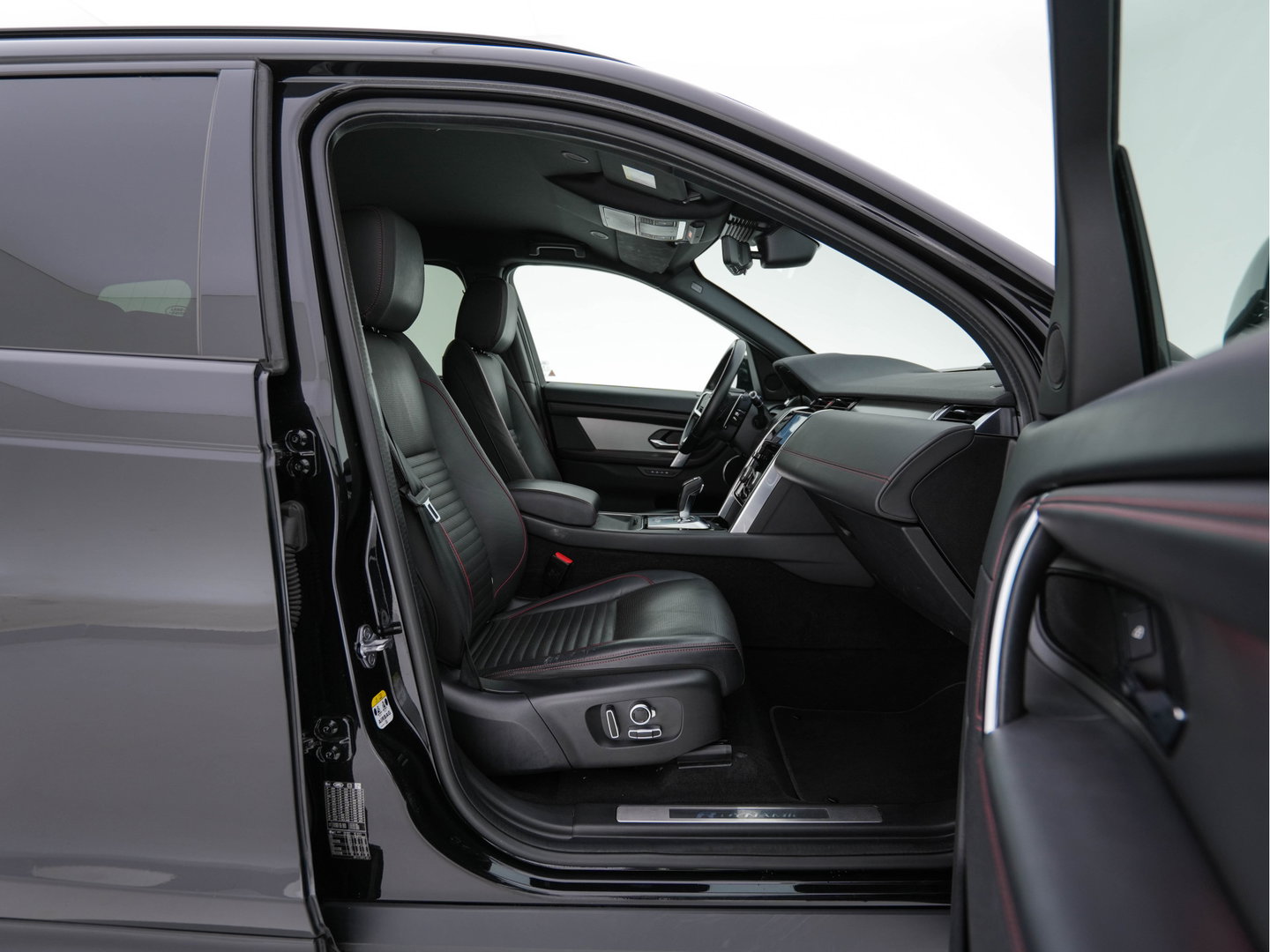 Land Rover Discovery Sport P300e 1.5 R-Dynamic HSE Black Exterior Pack AWD (Plug-in) (INCL-BTW) *LEATHER | FULL-LED | DIGI-COCKPIT | MERIDIAN-AUDIO | BLINDSPOT | KEYLESS | SHIFTPADDLES | PRIVACYGLASS | NAVI-FULLMAP | ECC | MEMORY-PACK | PDC | CRUISE | 20''ALU*