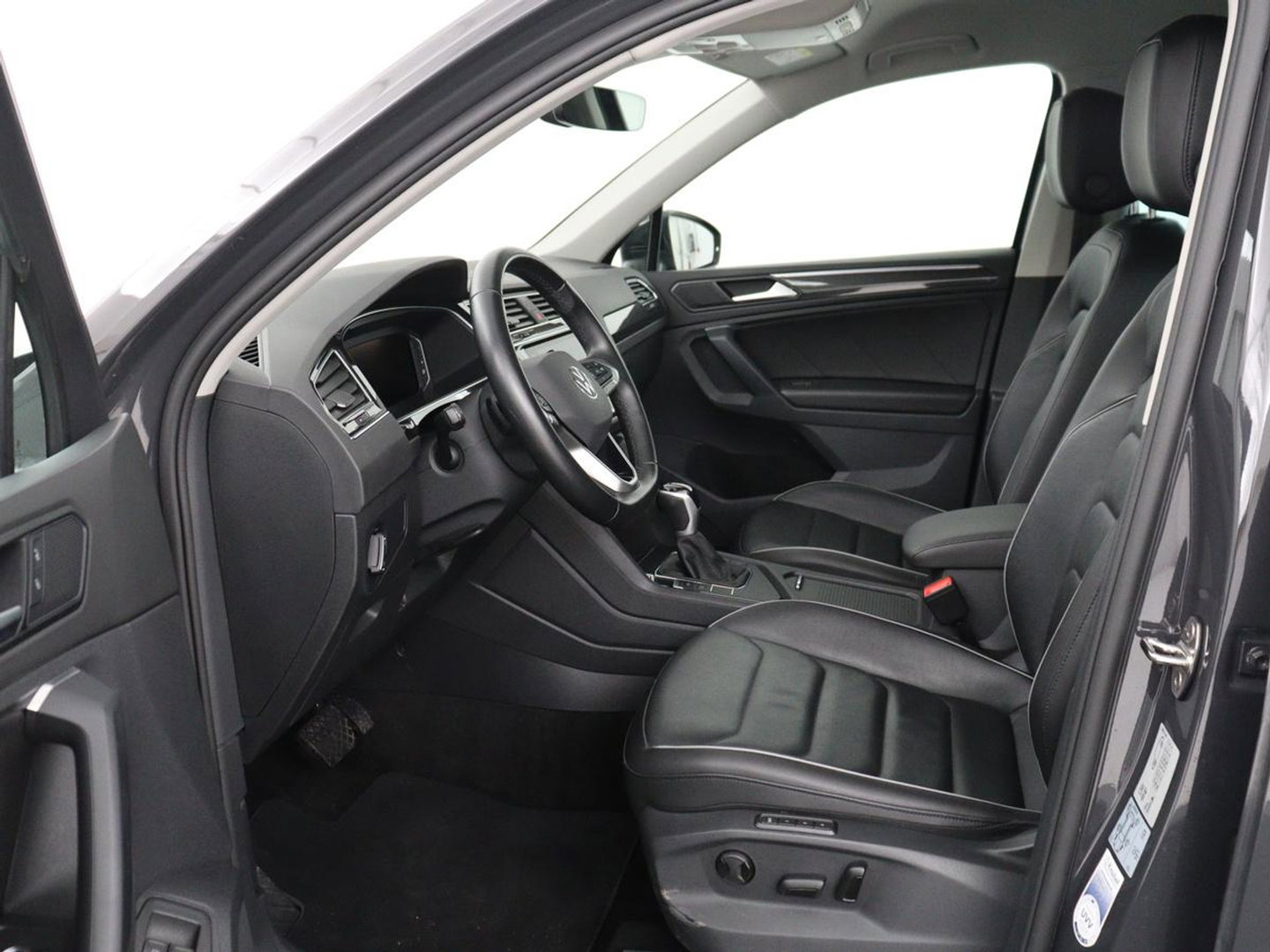 Volkswagen Tiguan 1.4 TSI eHybrid Elegance Exclusive | SOH 89,1% | Leder | Stoelverwarming | 360 Camera | Virtual Cockpit | Adaptive cruise | Carplay | Sfeerverlichting | Navigatie | Matrix LED | PHEV | Plug In