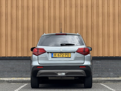 Suzuki Vitara 1.0 Boosterjet Select | Apple Carplay | Android Auto | Navigatie | Stoelverwarming | DAB+ | Camera | Cruise Control | 17" Lichtmetaal | Airconditioning | LED |
