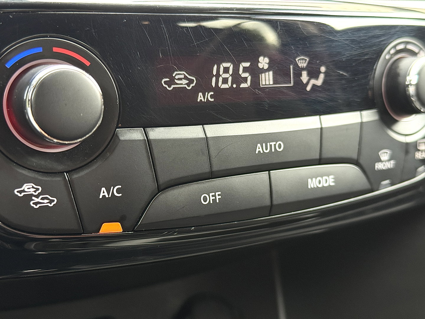 Suzuki Vitara 1.0 Boosterjet Select | Apple Carplay | Android Auto | Navigatie | Stoelverwarming | DAB+ | Camera | Cruise Control | 17" Lichtmetaal | Airconditioning | LED |