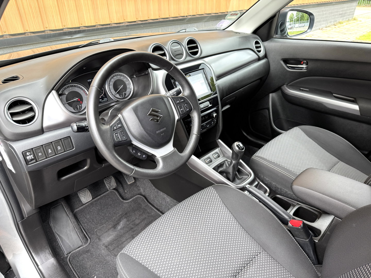 Suzuki Vitara 1.0 Boosterjet Select | Apple Carplay | Android Auto | Navigatie | Stoelverwarming | DAB+ | Camera | Cruise Control | 17" Lichtmetaal | Airconditioning | LED |