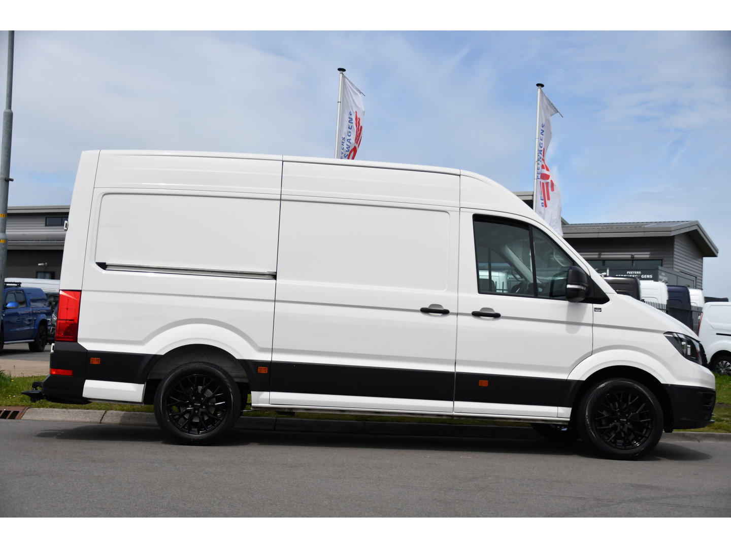 Volkswagen Crafter 35 2.0 TDI L3H3 PB Edition Cruise, Carplay, Sensoren, geveerde stoel, Trekhaak, 140pk, Automaat, Multimedia, Uniek!