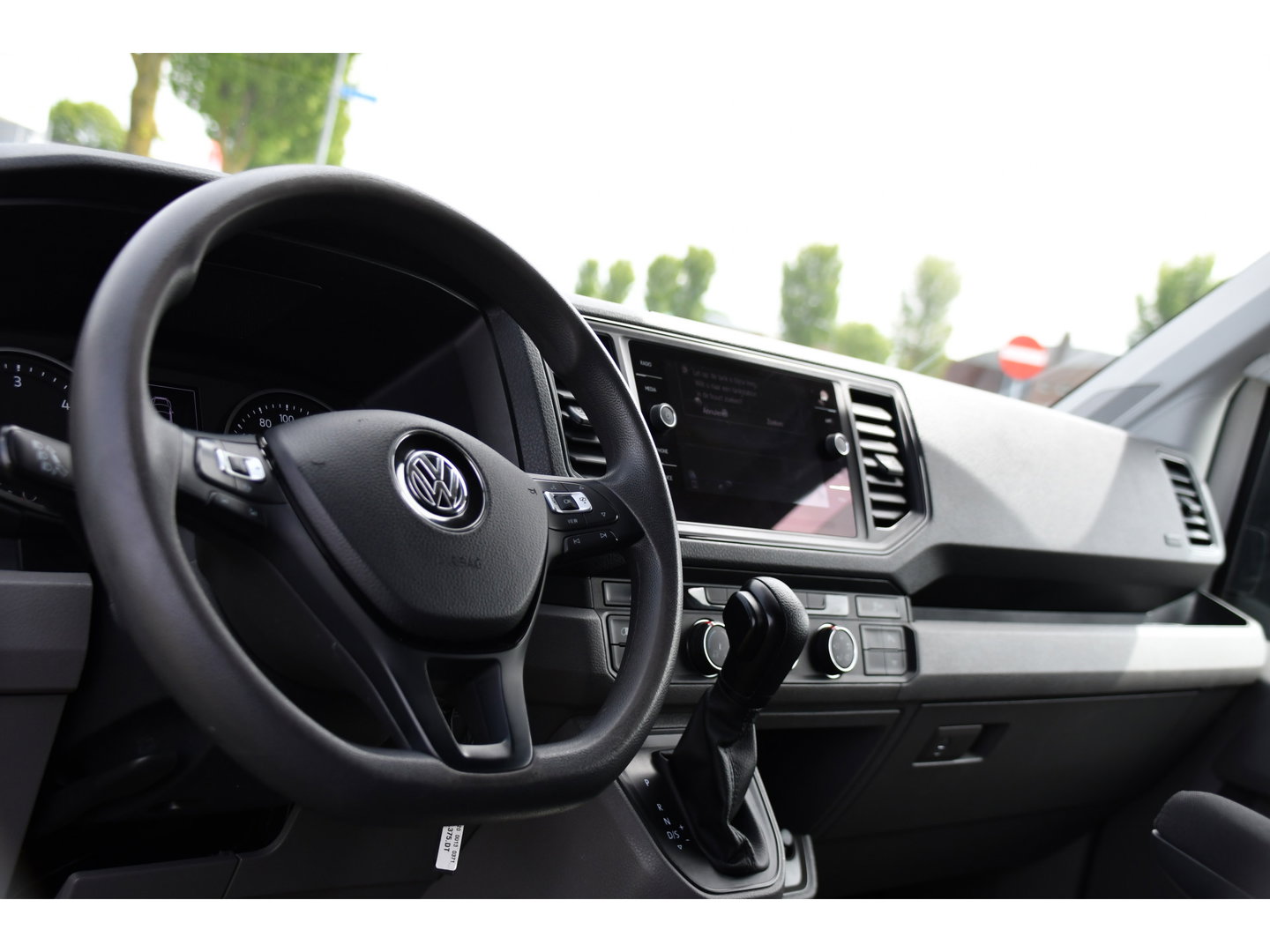 Volkswagen Crafter 35 2.0 TDI L3H3 PB Edition Cruise, Carplay, Sensoren, geveerde stoel, Trekhaak, 140pk, Automaat, Multimedia, Uniek!