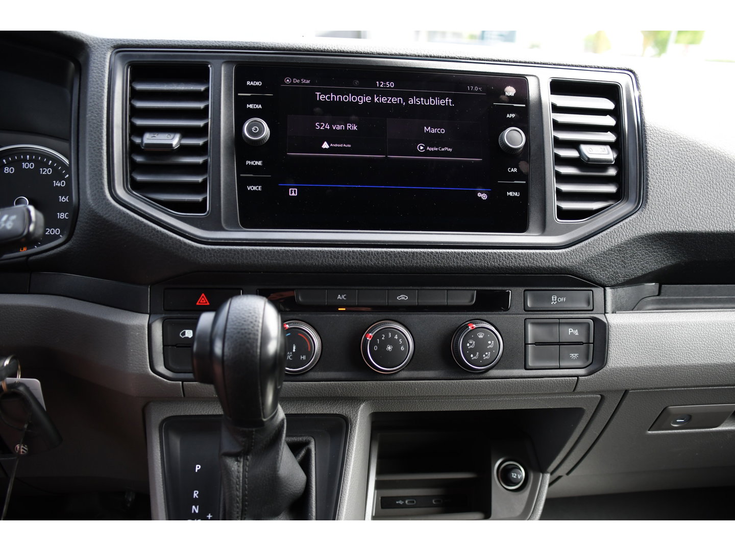 Volkswagen Crafter 35 2.0 TDI L3H3 PB Edition Cruise, Carplay, Sensoren, geveerde stoel, Trekhaak, 140pk, Automaat, Multimedia, Uniek!