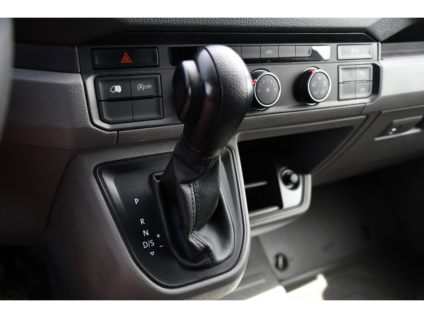 Volkswagen Crafter 35 2.0 TDI L3H3 PB Edition Cruise, Carplay, Sensoren, geveerde stoel, Trekhaak, 140pk, Automaat, Multimedia, Uniek!