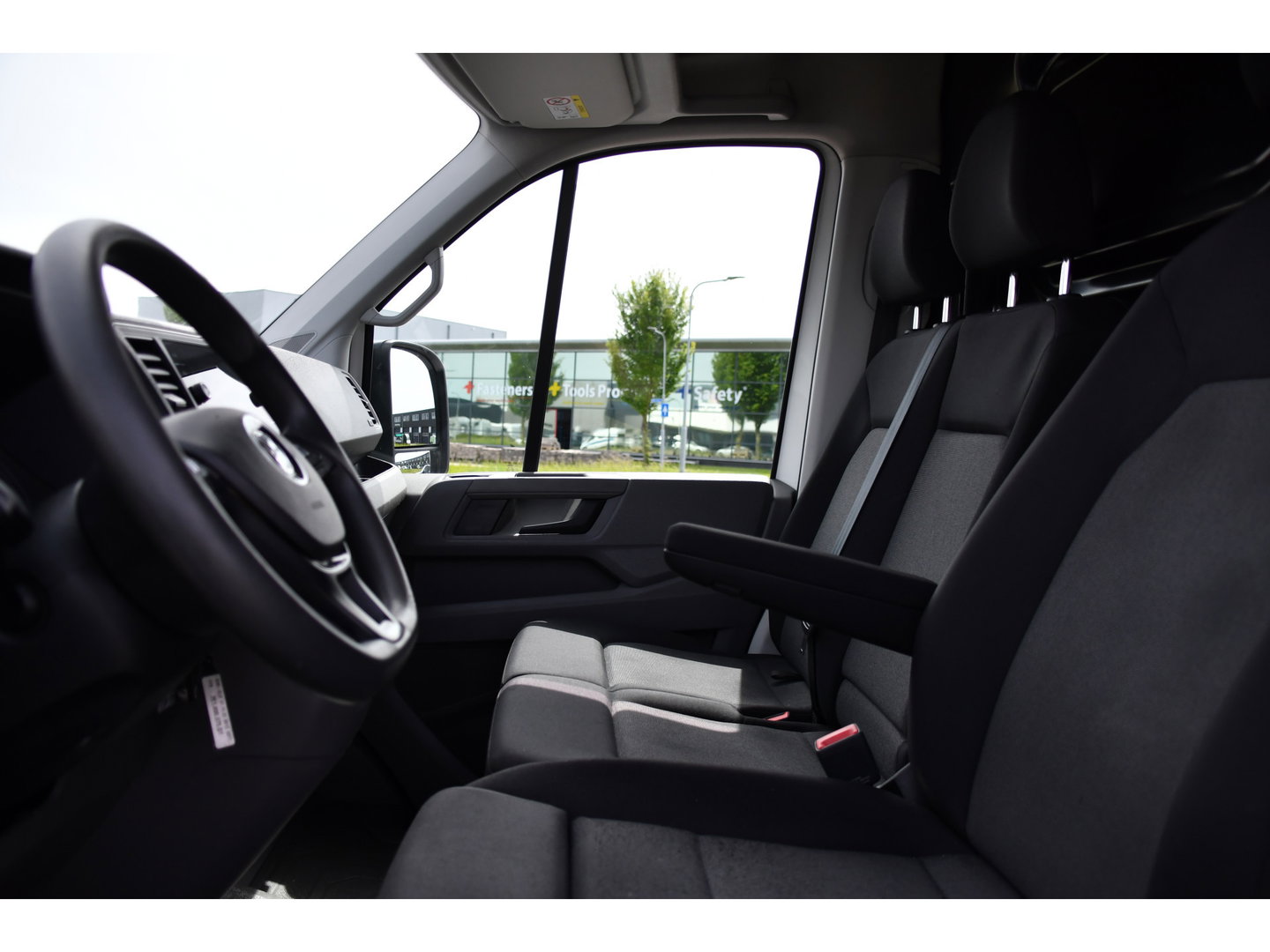 Volkswagen Crafter 35 2.0 TDI L3H3 PB Edition Cruise, Carplay, Sensoren, geveerde stoel, Trekhaak, 140pk, Automaat, Multimedia, Uniek!