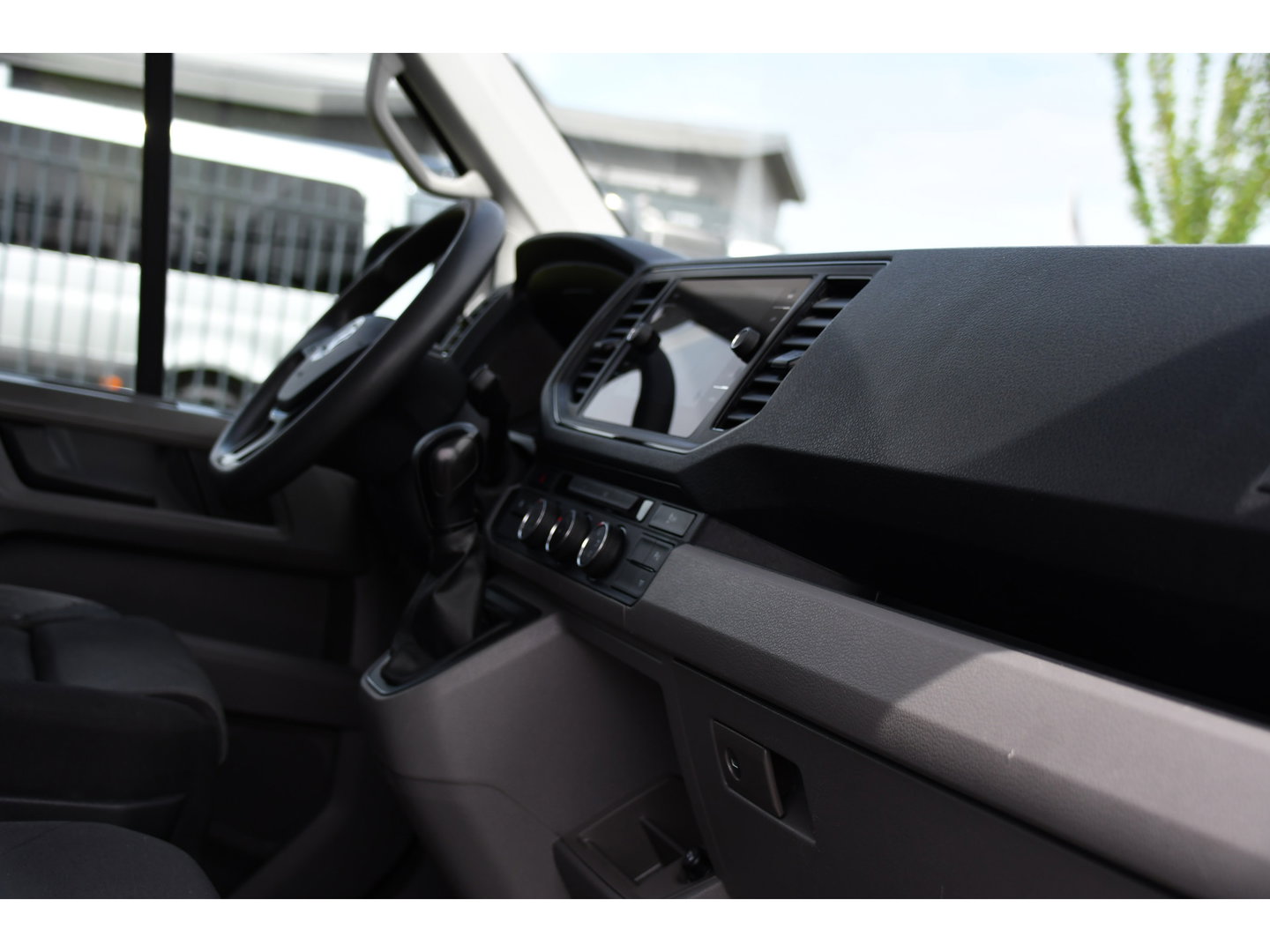 Volkswagen Crafter 35 2.0 TDI L3H3 PB Edition Cruise, Carplay, Sensoren, geveerde stoel, Trekhaak, 140pk, Automaat, Multimedia, Uniek!