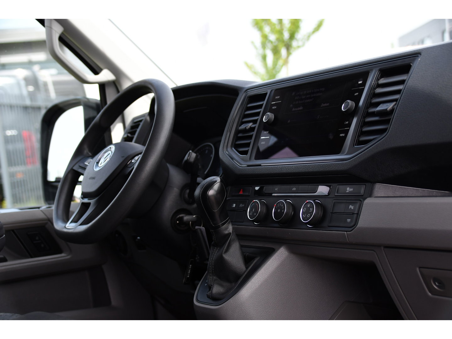 Volkswagen Crafter 35 2.0 TDI L3H3 PB Edition Cruise, Carplay, Sensoren, geveerde stoel, Trekhaak, 140pk, Automaat, Multimedia, Uniek!