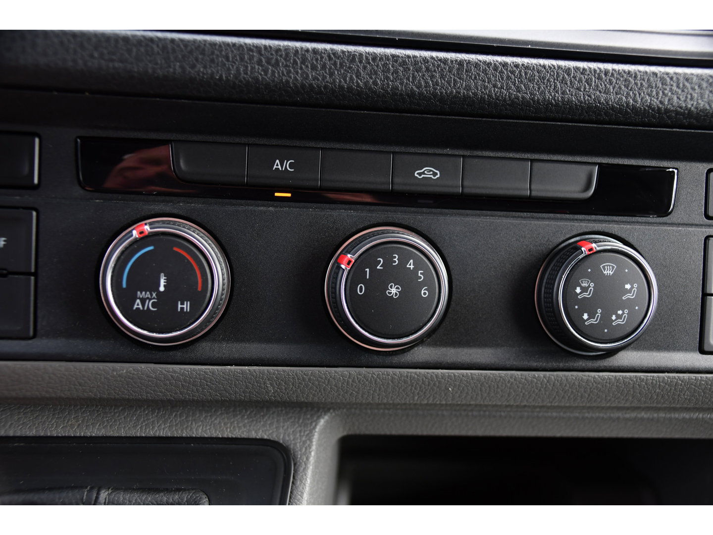 Volkswagen Crafter 35 2.0 TDI L3H3 PB Edition Cruise, Carplay, Sensoren, geveerde stoel, Trekhaak, 140pk, Automaat, Multimedia, Uniek!