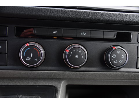 Volkswagen Crafter 35 2.0 TDI L3H3 PB Edition Cruise, Carplay, Sensoren, geveerde stoel, Trekhaak, 140pk, Automaat, Multimedia, Uniek!