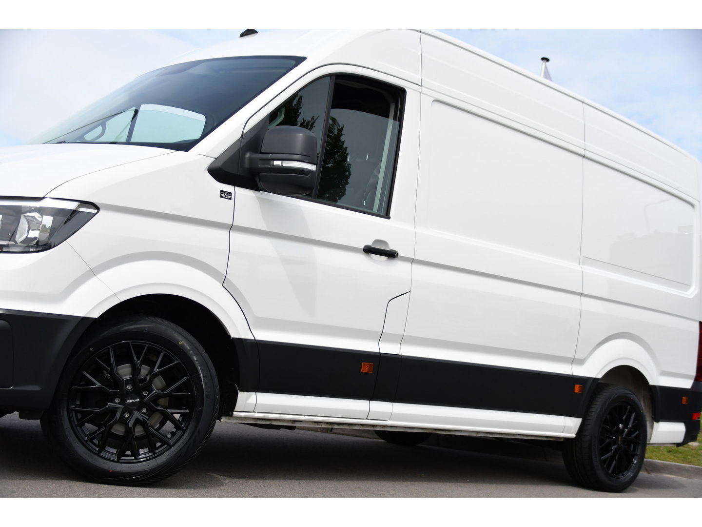 Volkswagen Crafter 35 2.0 TDI L3H3 PB Edition Cruise, Carplay, Sensoren, geveerde stoel, Trekhaak, 140pk, Automaat, Multimedia, Uniek!