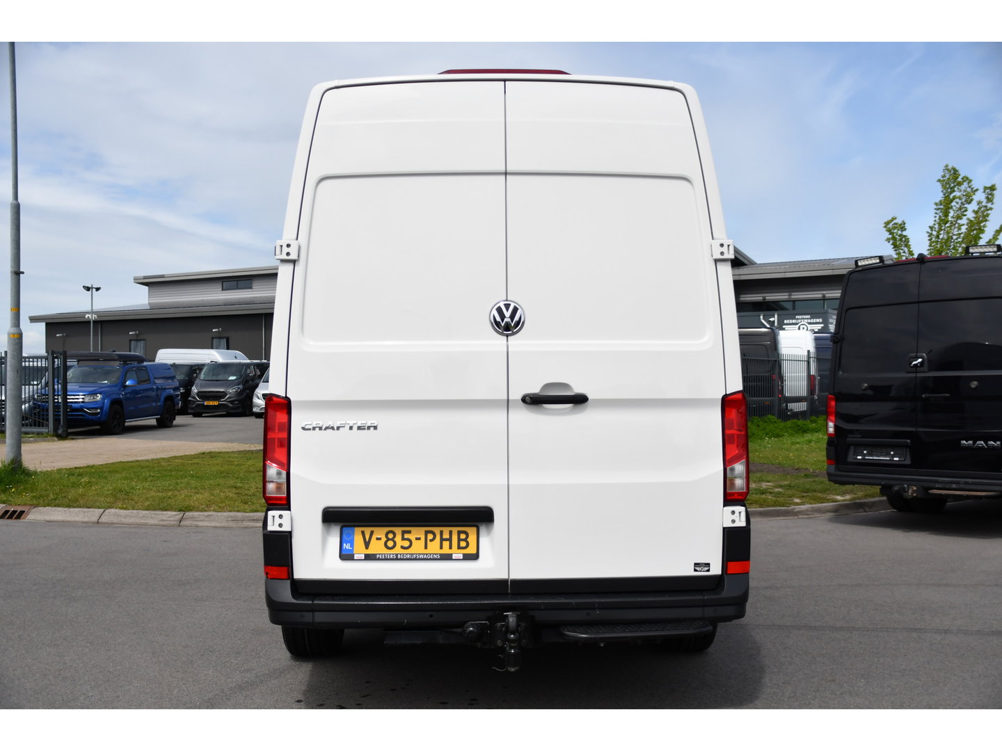 Volkswagen Crafter 35 2.0 TDI L3H3 PB Edition Cruise, Carplay, Sensoren, geveerde stoel, Trekhaak, 140pk, Automaat, Multimedia, Uniek!