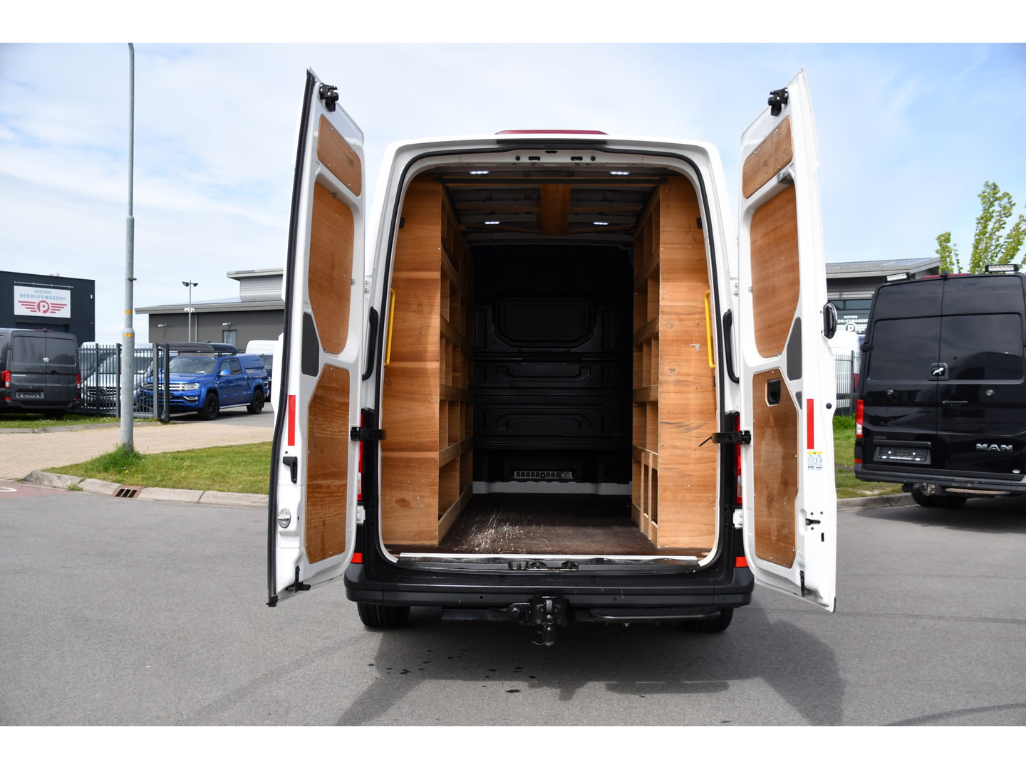 Volkswagen Crafter 35 2.0 TDI L3H3 PB Edition Cruise, Carplay, Sensoren, geveerde stoel, Trekhaak, 140pk, Automaat, Multimedia, Uniek!
