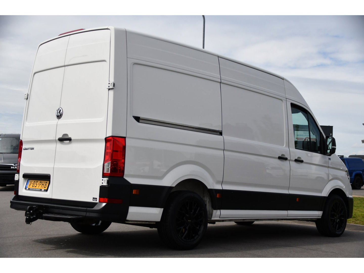 Volkswagen Crafter 35 2.0 TDI L3H3 PB Edition Cruise, Carplay, Sensoren, geveerde stoel, Trekhaak, 140pk, Automaat, Multimedia, Uniek!