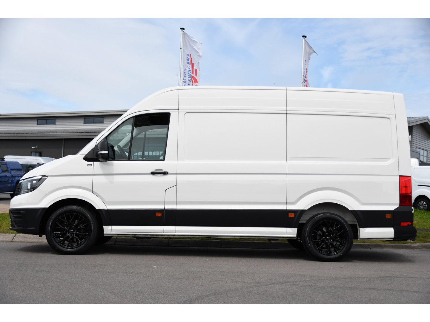 Volkswagen Crafter 35 2.0 TDI L3H3 PB Edition Cruise, Carplay, Sensoren, geveerde stoel, Trekhaak, 140pk, Automaat, Multimedia, Uniek!