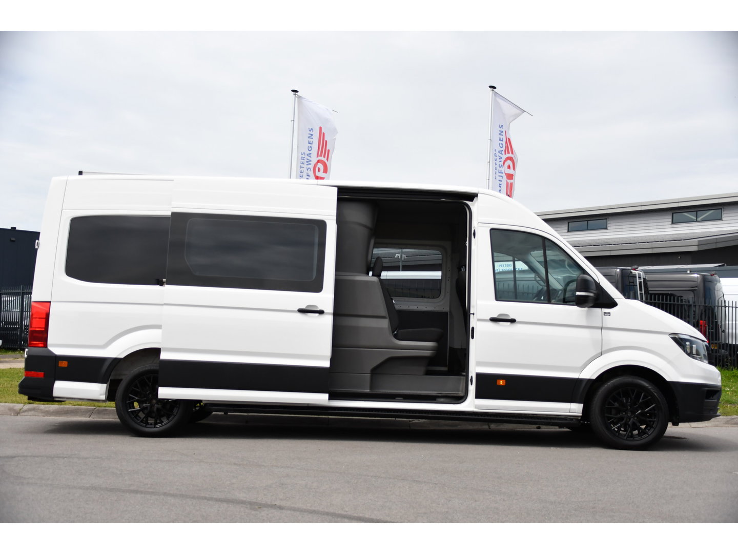 Volkswagen Crafter 35 2.0 TDI L4H3 DC PB Edition Cruise, Carplay, 177pk, Trekhaak, Multimedia, Airco, 5 Zits, Automaat, Uniek!