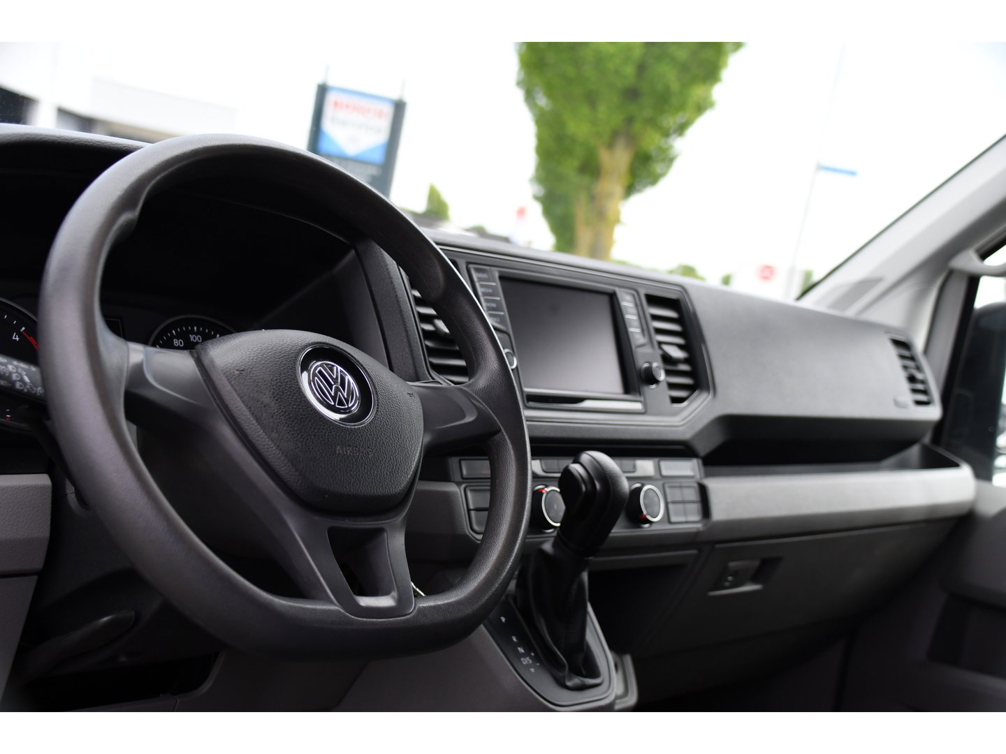 Volkswagen Crafter 35 2.0 TDI L4H3 DC PB Edition Cruise, Carplay, 177pk, Trekhaak, Multimedia, Airco, 5 Zits, Automaat, Uniek!