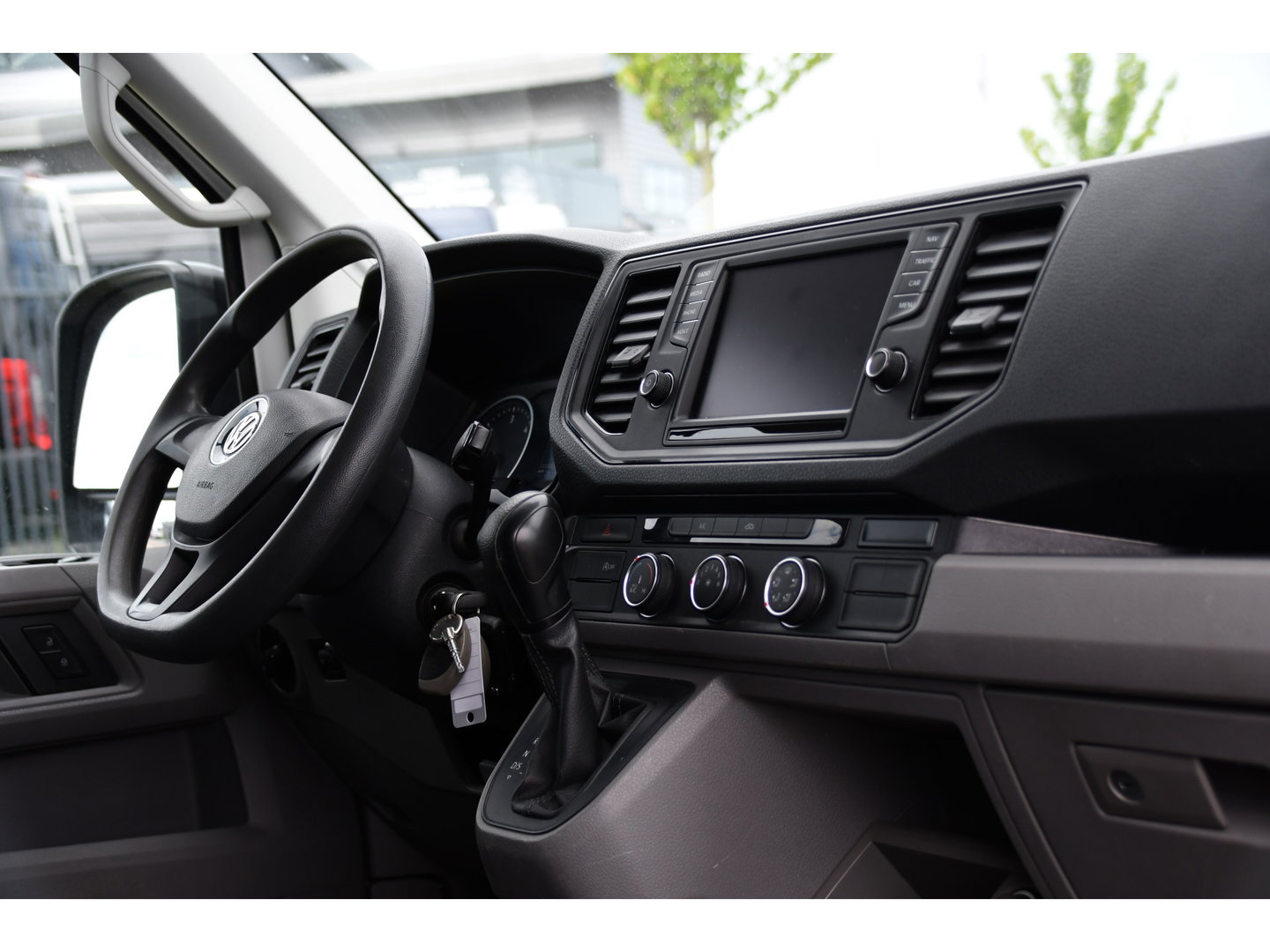 Volkswagen Crafter 35 2.0 TDI L4H3 DC PB Edition Cruise, Carplay, 177pk, Trekhaak, Multimedia, Airco, 5 Zits, Automaat, Uniek!