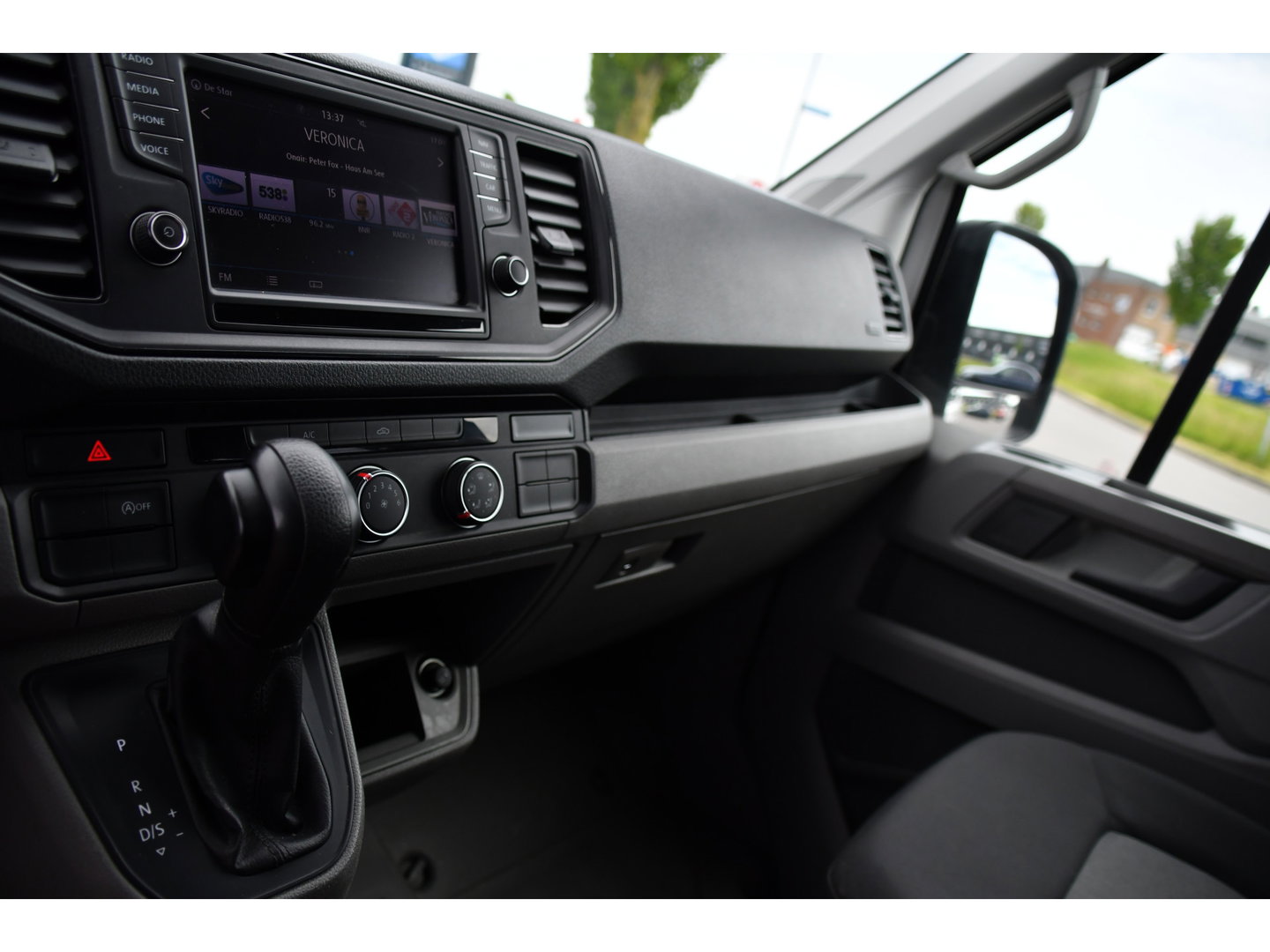 Volkswagen Crafter 35 2.0 TDI L4H3 DC PB Edition Cruise, Carplay, 177pk, Trekhaak, Multimedia, Airco, 5 Zits, Automaat, Uniek!