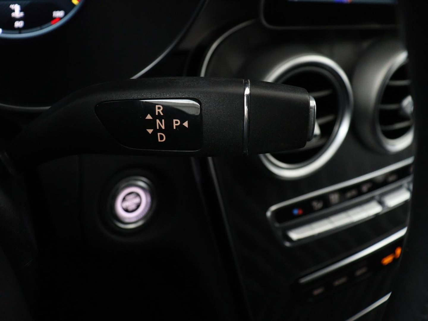 Mercedes-Benz C-Klasse 160 AMG Limited | Stoelverwarming | Leder/Alcantara | Trekhaak | Camera | Park Assist | Navigatie | Digitale Cockpit | Climate control | Cruise control | 18'' | Bluetooth