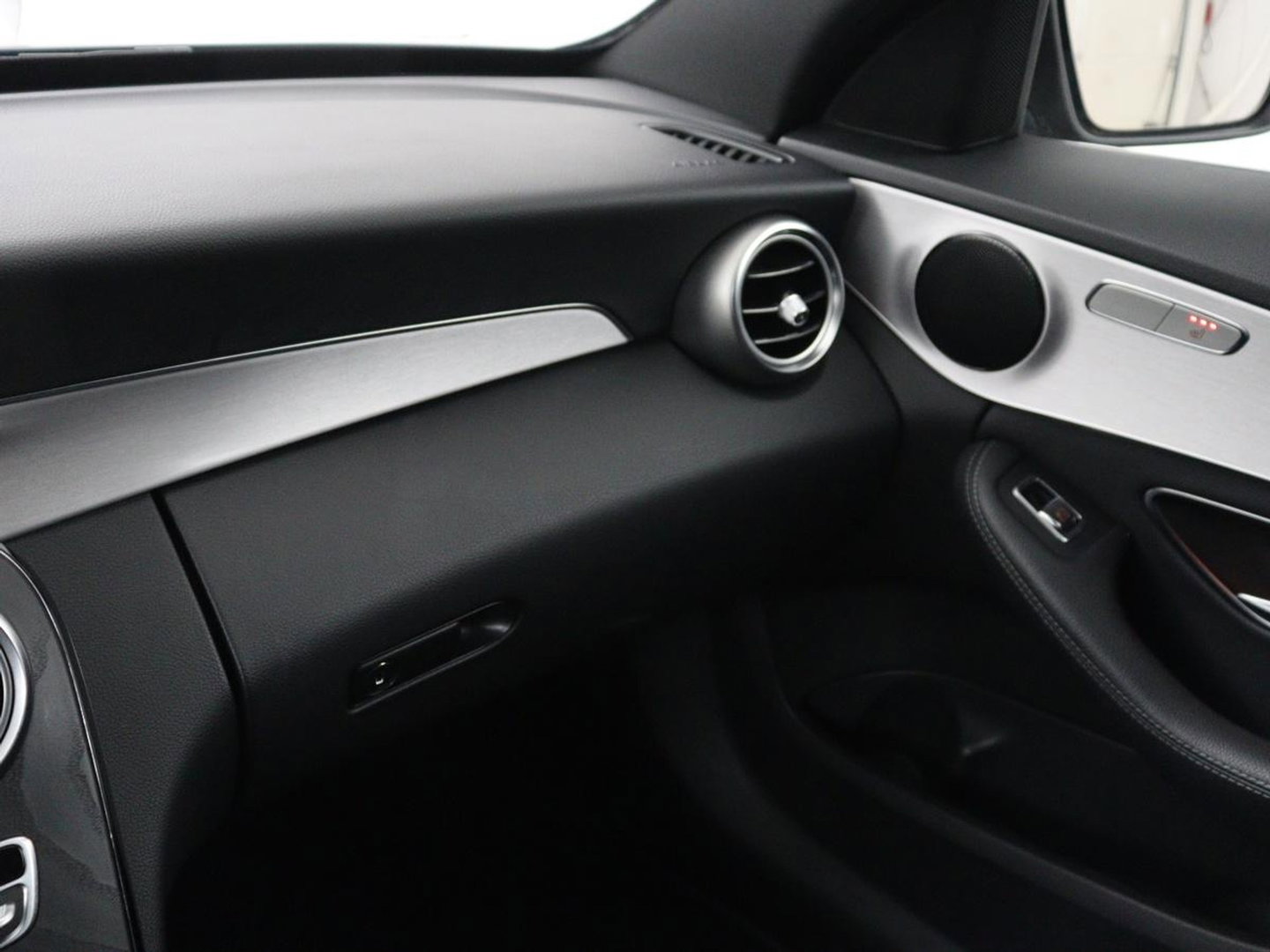 Mercedes-Benz C-Klasse 160 AMG Limited | Stoelverwarming | Leder/Alcantara | Trekhaak | Camera | Park Assist | Navigatie | Digitale Cockpit | Climate control | Cruise control | 18'' | Bluetooth