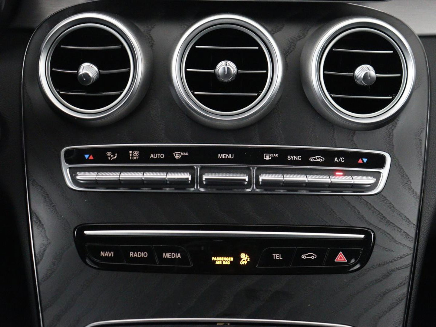 Mercedes-Benz C-Klasse 160 AMG Limited | Stoelverwarming | Leder/Alcantara | Trekhaak | Camera | Park Assist | Navigatie | Digitale Cockpit | Climate control | Cruise control | 18'' | Bluetooth