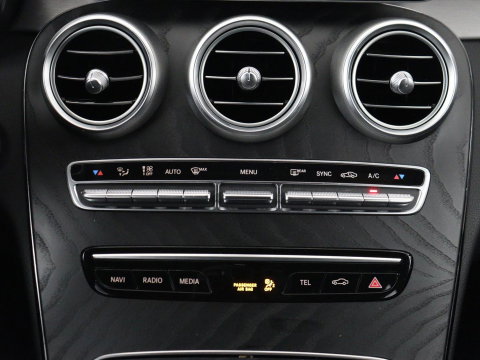 Mercedes-Benz C-Klasse 160 AMG Limited | Stoelverwarming | Leder/Alcantara | Trekhaak | Camera | Park Assist | Navigatie | Digitale Cockpit | Climate control | Cruise control | 18'' | Bluetooth