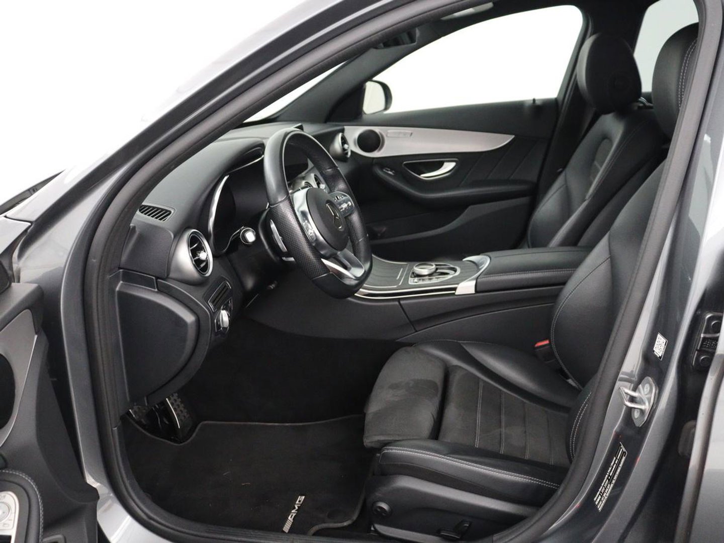 Mercedes-Benz C-Klasse 160 AMG Limited | Stoelverwarming | Leder/Alcantara | Trekhaak | Camera | Park Assist | Navigatie | Digitale Cockpit | Climate control | Cruise control | 18'' | Bluetooth