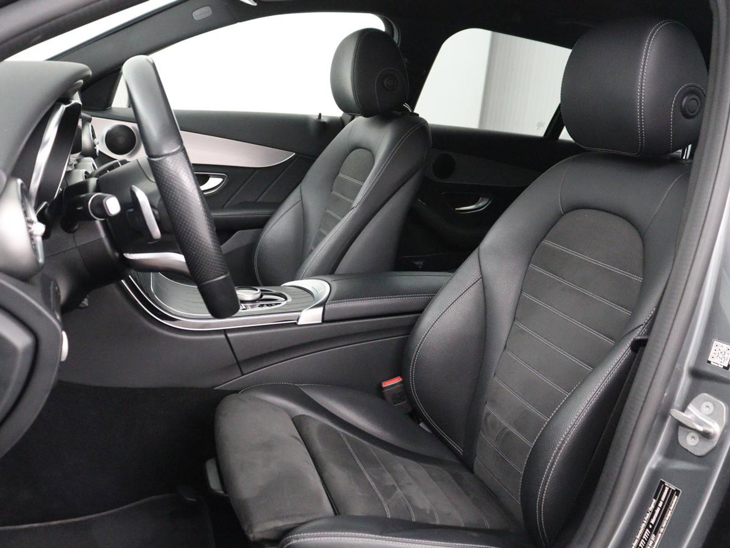 Mercedes-Benz C-Klasse 160 AMG Limited | Stoelverwarming | Leder/Alcantara | Trekhaak | Camera | Park Assist | Navigatie | Digitale Cockpit | Climate control | Cruise control | 18'' | Bluetooth
