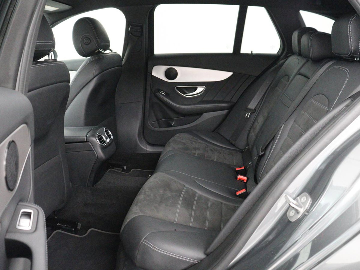 Mercedes-Benz C-Klasse 160 AMG Limited | Stoelverwarming | Leder/Alcantara | Trekhaak | Camera | Park Assist | Navigatie | Digitale Cockpit | Climate control | Cruise control | 18'' | Bluetooth