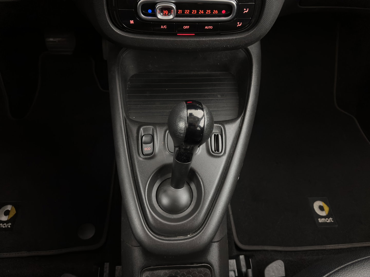 Smart Forfour EQ Essential 18 kWh [ 3-Fase-22kW ] {SOH-93%} (INCL-BTW) *LEATHER | HEATED-COMFORTSEATS | PRIVACY-GLASS | AIRCO | CRUISE | 15''ALU*