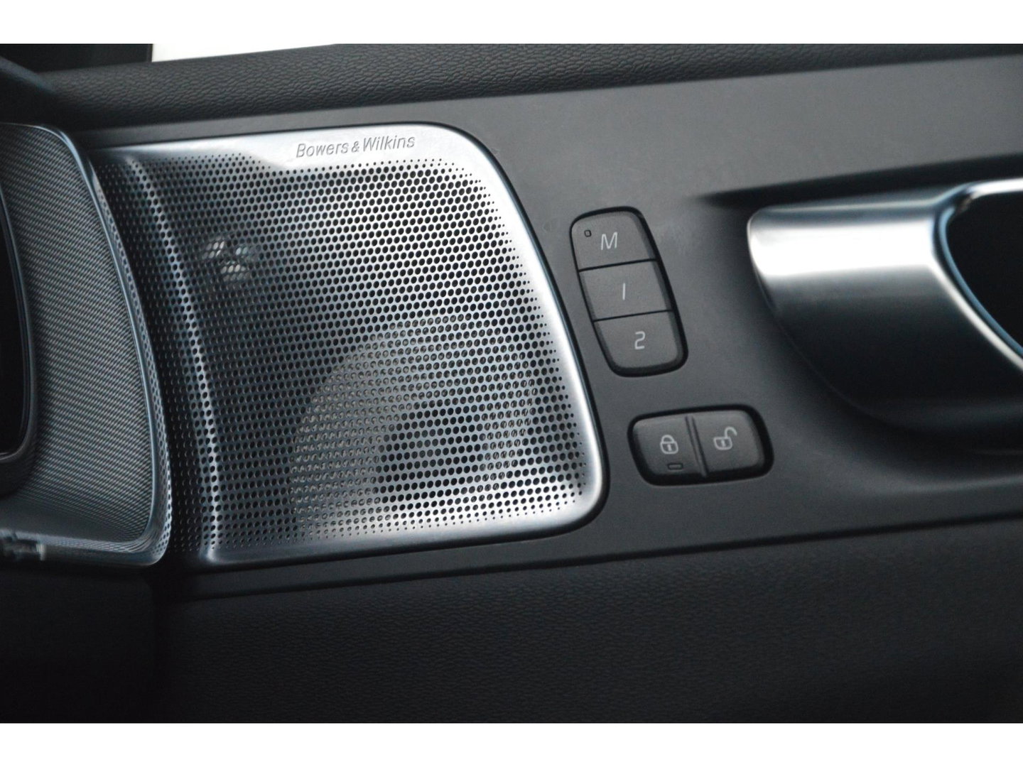 Volvo XC60 Hybride AWD Black Edition | Luchtvering | Bowers & Wilkins | 360° Camera | Panoramadak |