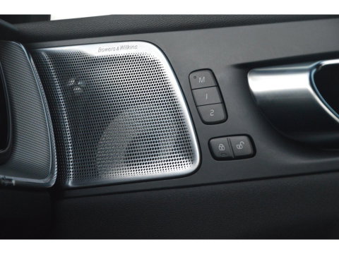 Volvo XC60 Hybride AWD Black Edition | Luchtvering | Bowers & Wilkins | 360° Camera | Panoramadak |