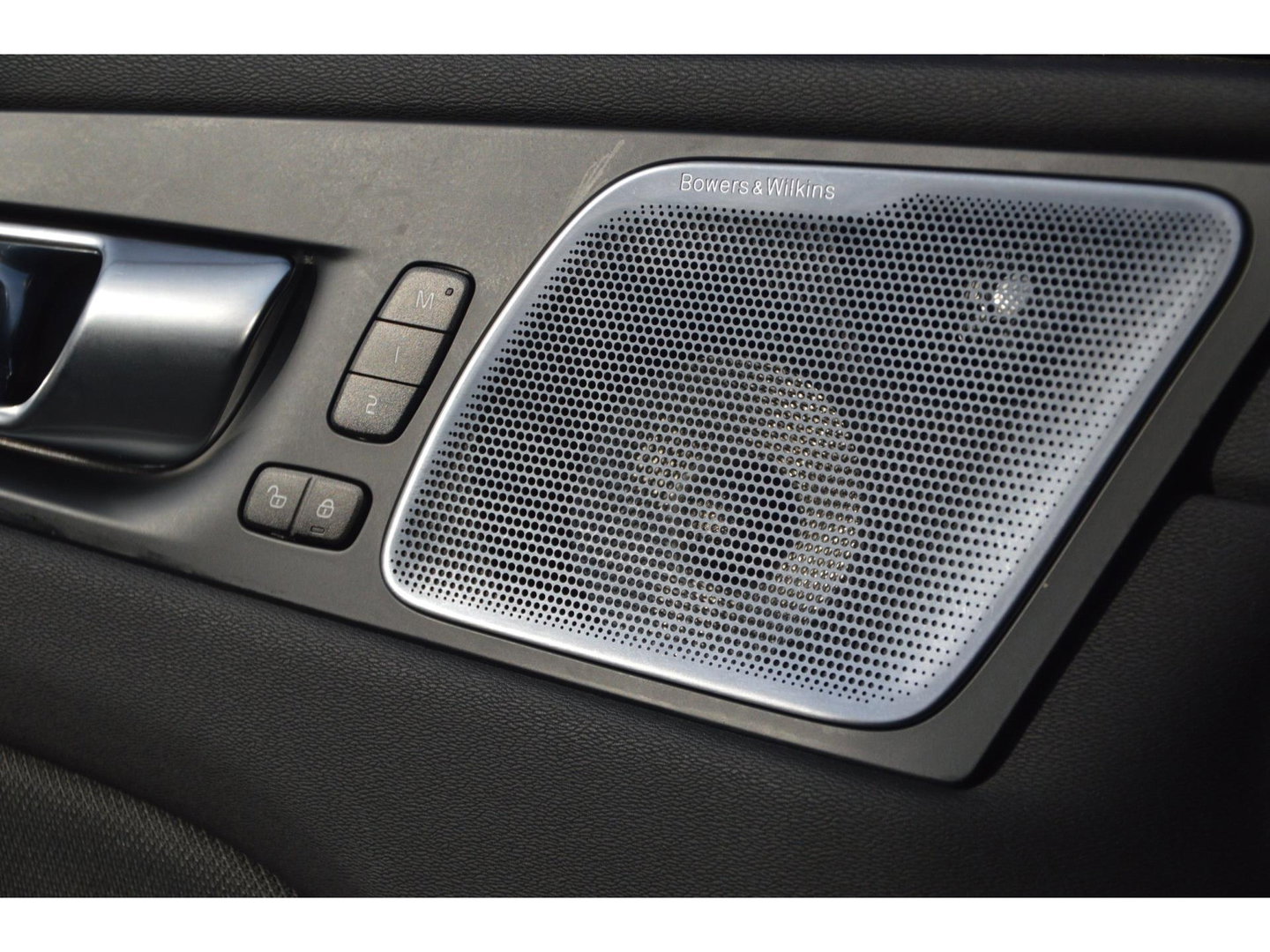 Volvo XC60 Hybride AWD Black Edition | Luchtvering | Bowers & Wilkins | 360° Camera | Panoramadak |