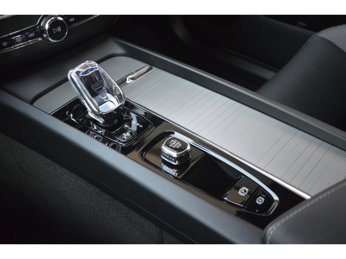 Volvo XC60 Hybride AWD Black Edition | Luchtvering | Bowers & Wilkins | 360° Camera | Panoramadak |