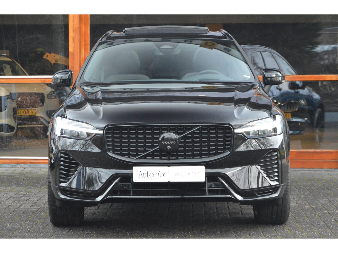 Volvo XC60 Hybride AWD Black Edition | Luchtvering | Bowers & Wilkins | 360° Camera | Panoramadak |
