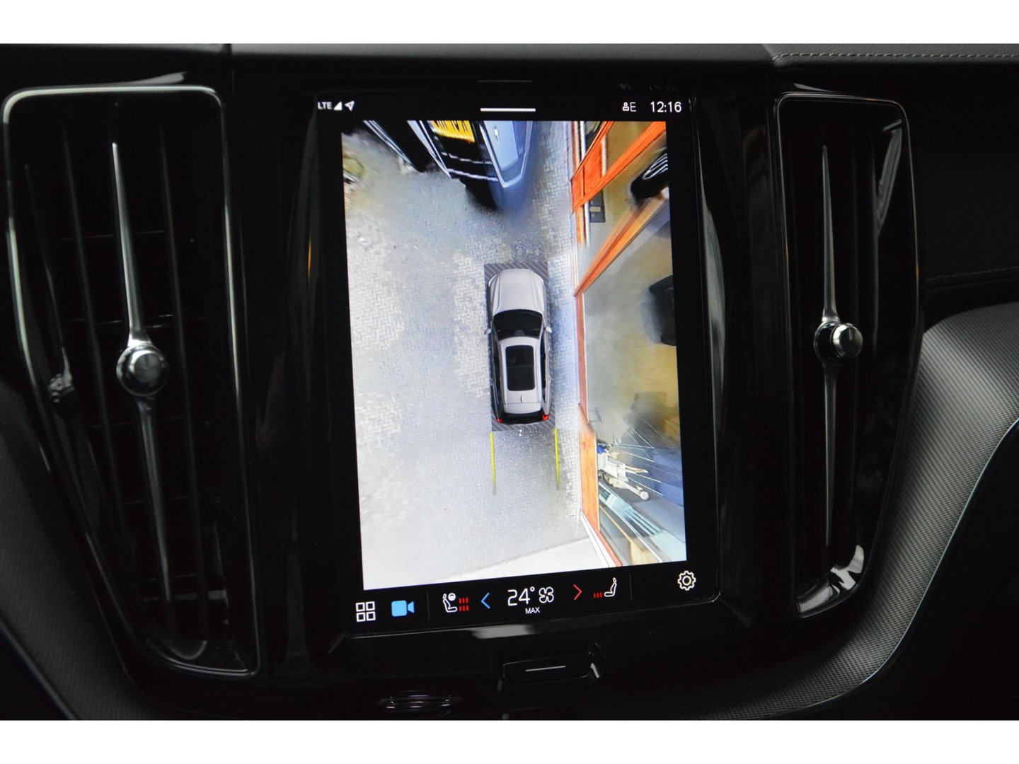 Volvo XC60 Hybride AWD Black Edition | Luchtvering | Bowers & Wilkins | 360° Camera | Panoramadak |