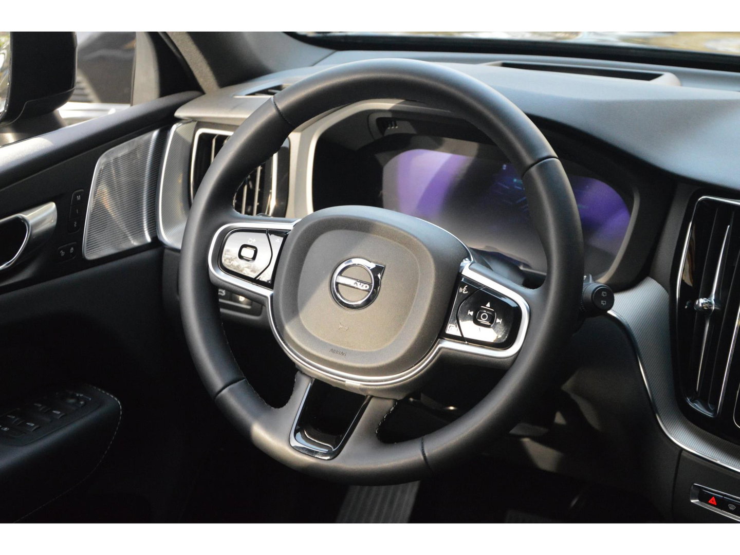 Volvo XC60 Hybride AWD Black Edition | Luchtvering | Bowers & Wilkins | 360° Camera | Panoramadak |