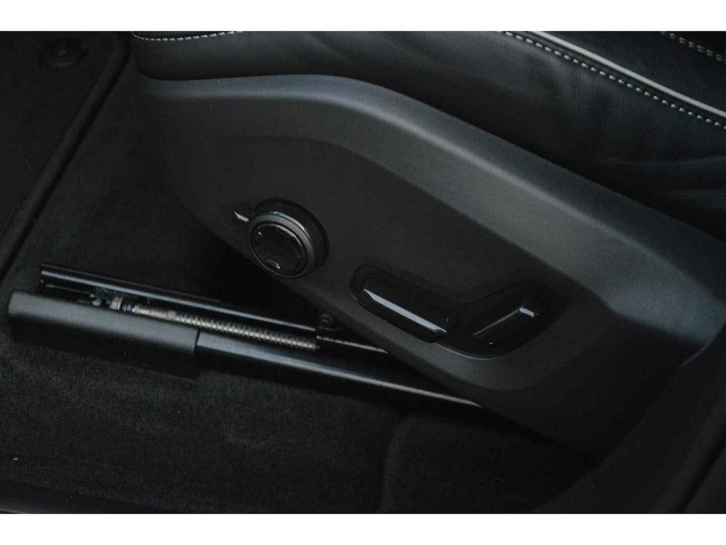 Volvo XC60 Hybride AWD Black Edition | Luchtvering | Bowers & Wilkins | 360° Camera | Panoramadak |
